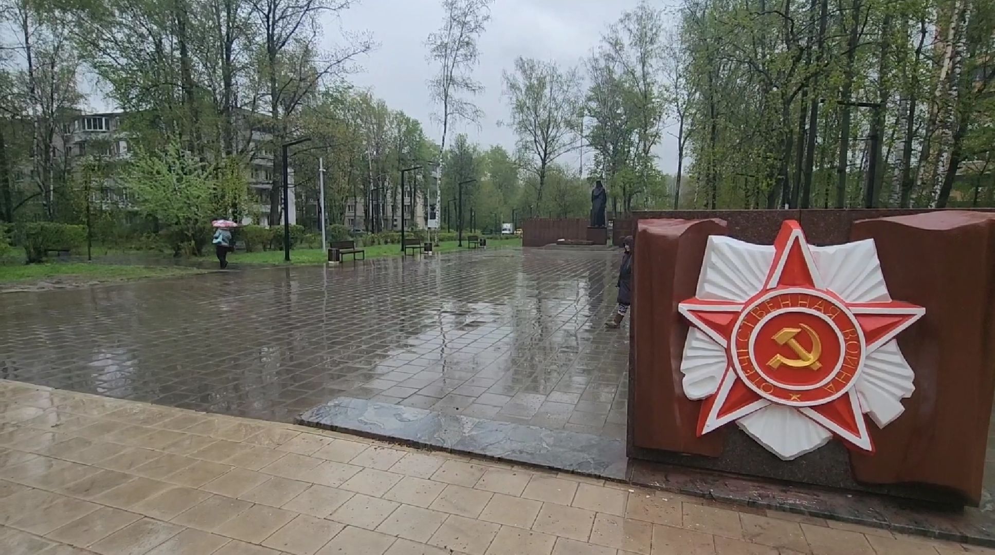 долгопрудный, скорбящая мать, сквер Долгова, долгопрудненцы герои, мемориальная доска,