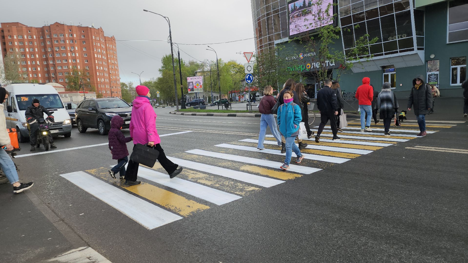 пушкино, дорожная разметка, обновление разметки, торговый центр, пешеходный переход, коммунальная служба,