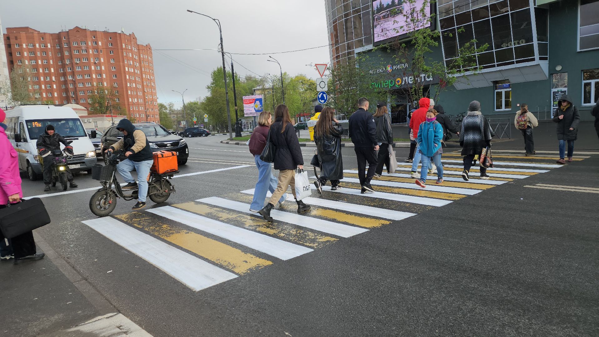 пушкино, дорожная разметка, обновление разметки, торговый центр, пешеходный переход, коммунальная служба,