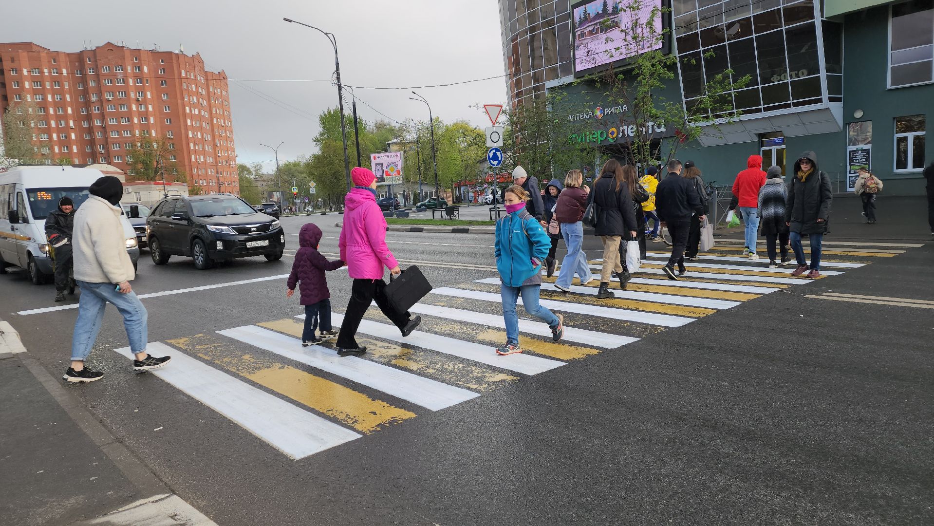 пушкино, дорожная разметка, обновление разметки, торговый центр, пешеходный переход, коммунальная служба,
