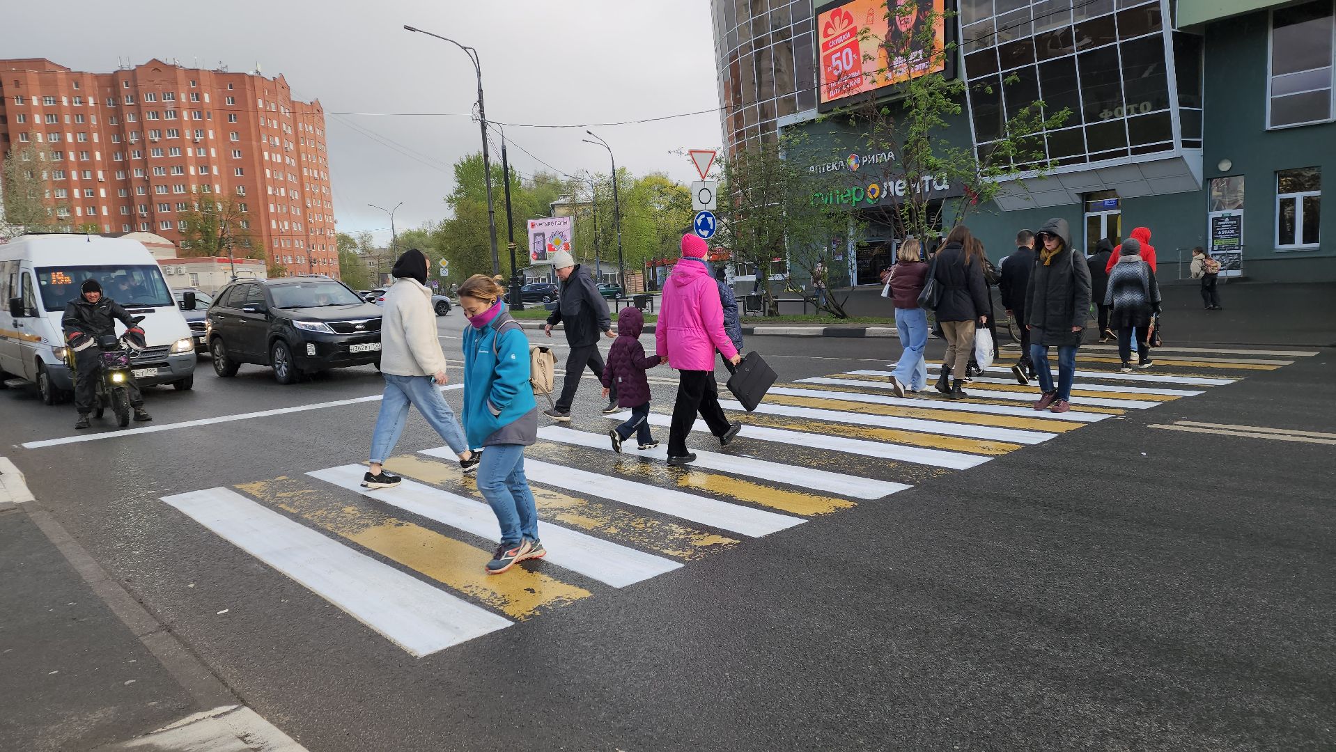 пушкино, дорожная разметка, обновление разметки, торговый центр, пешеходный переход, коммунальная служба,