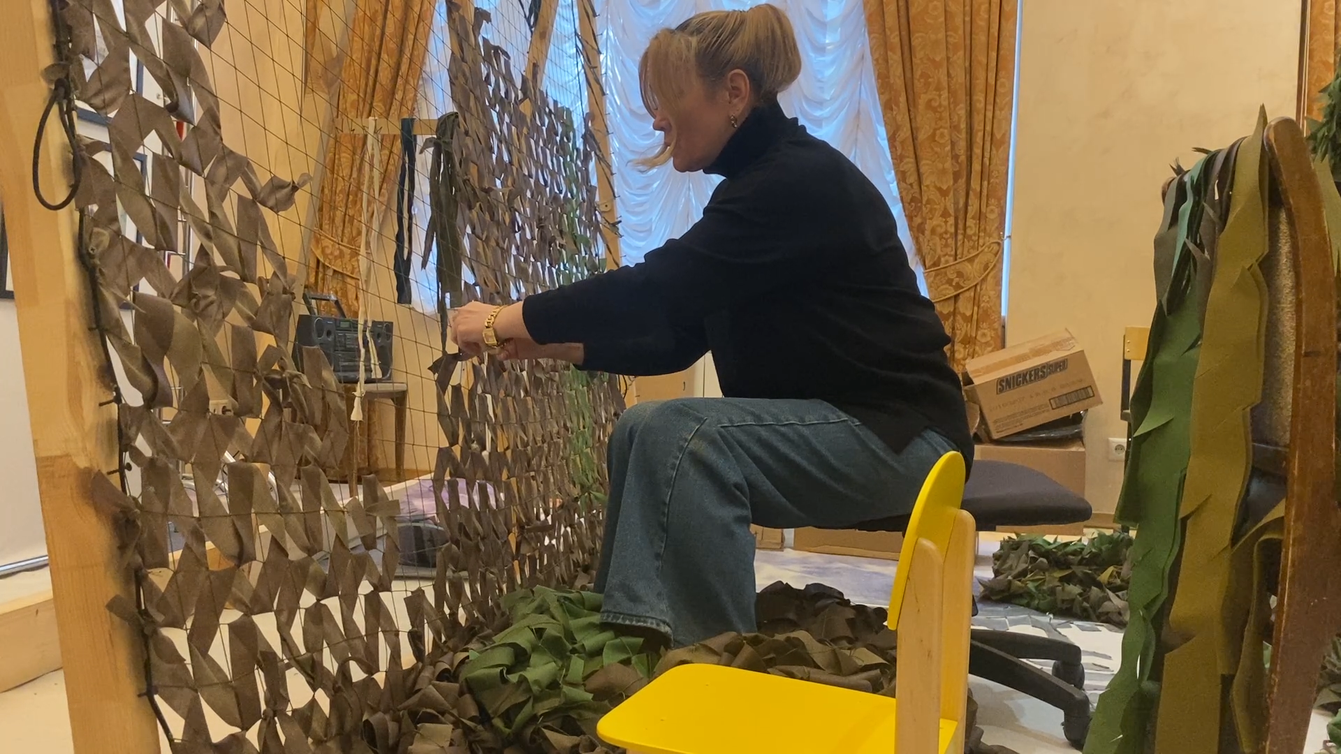 своих не бросаем, волонтеры власихи, плетение маскировочных сетей, маскировочные сети, пункт варварушки,