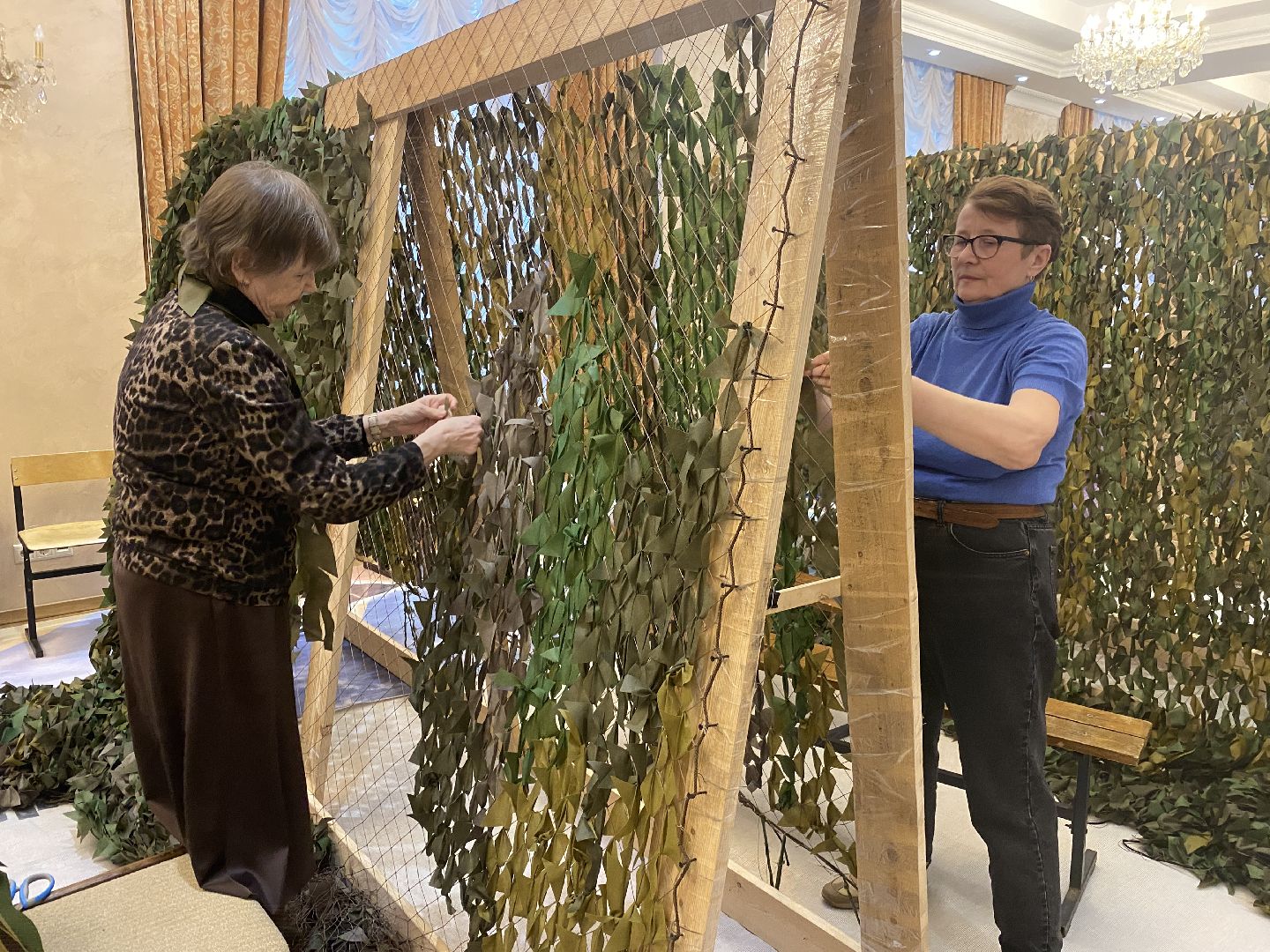 своих не бросаем, волонтеры власихи, плетение маскировочных сетей, маскировочные сети, пункт варварушки,