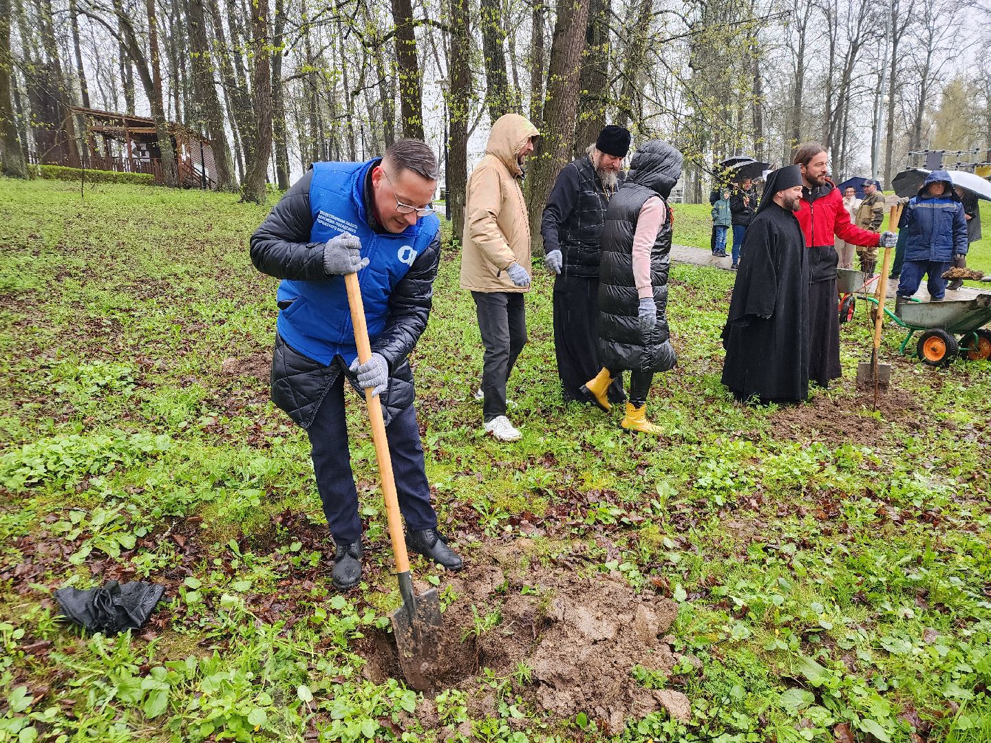 сергиев посад, парк скитские пруды, яблони, сад памяти,