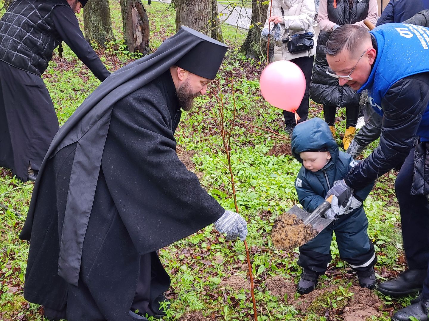 сергиев посад, парк скитские пруды, яблони, сад памяти,