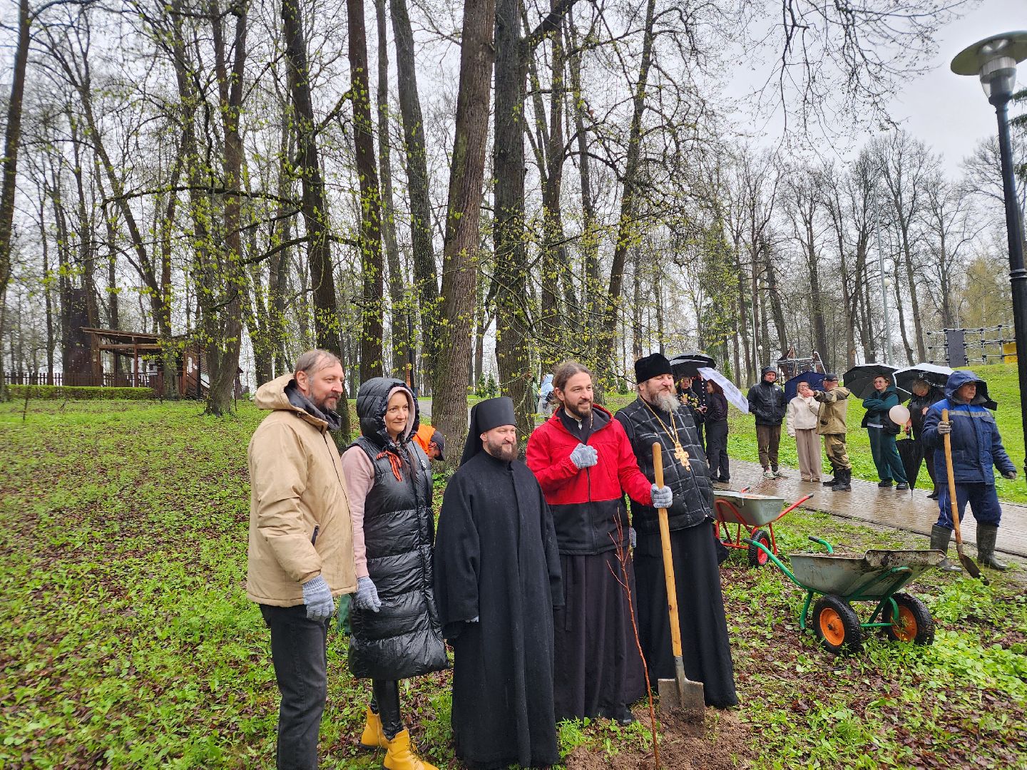 сергиев посад, парк скитские пруды, яблони, сад памяти,