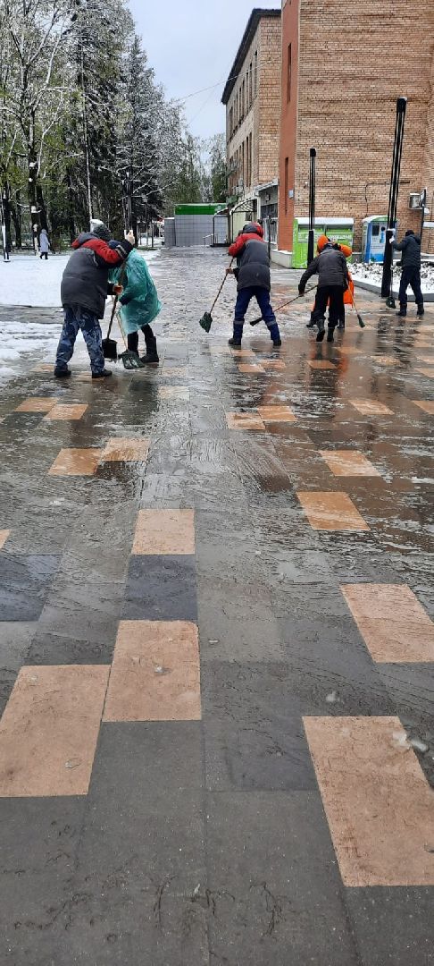 май со снегом, уборка снега, власиха май снег, снег май,