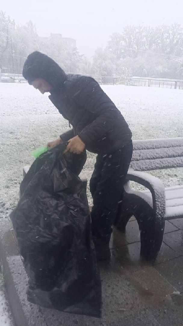 май со снегом, уборка снега, власиха май снег, снег май,