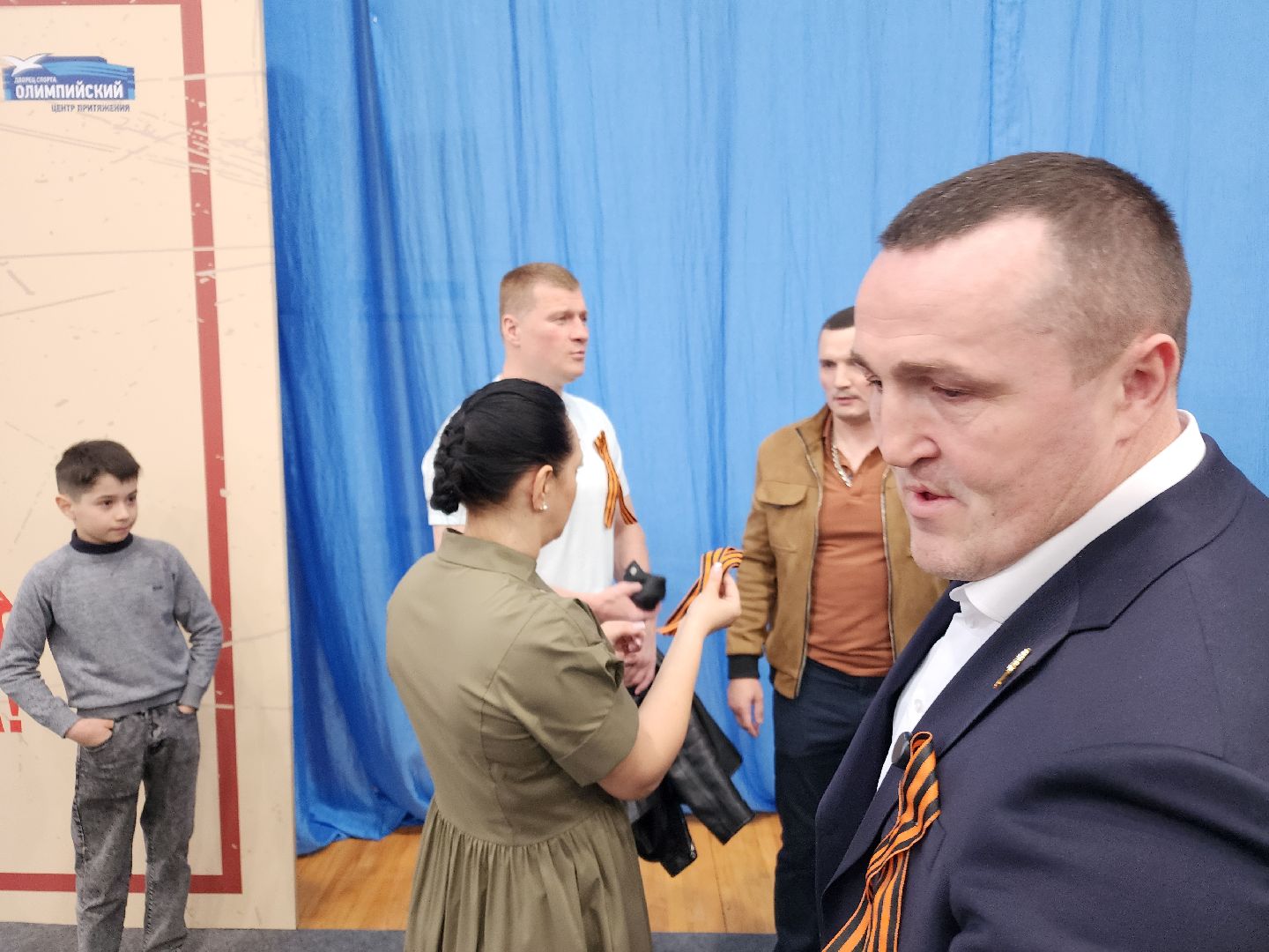 Чехов, всероссийская акция, Георгиевская ленточка, раздача ленточек, символ Победы, День Победы, юбилей, первенство России по боксу, Денис Лебедев, Александр Поветкин, братья Чудиновы, зам главы округа Виталий Шишкин,