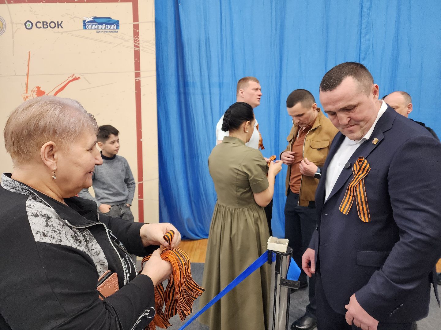 Чехов, всероссийская акция, Георгиевская ленточка, раздача ленточек, символ Победы, День Победы, юбилей, первенство России по боксу, Денис Лебедев, Александр Поветкин, братья Чудиновы, зам главы округа Виталий Шишкин,