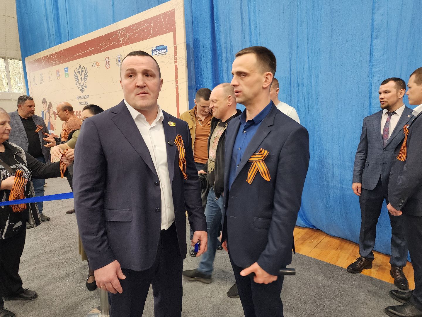 Чехов, всероссийская акция, Георгиевская ленточка, раздача ленточек, символ Победы, День Победы, юбилей, первенство России по боксу, Денис Лебедев, Александр Поветкин, братья Чудиновы, зам главы округа Виталий Шишкин,