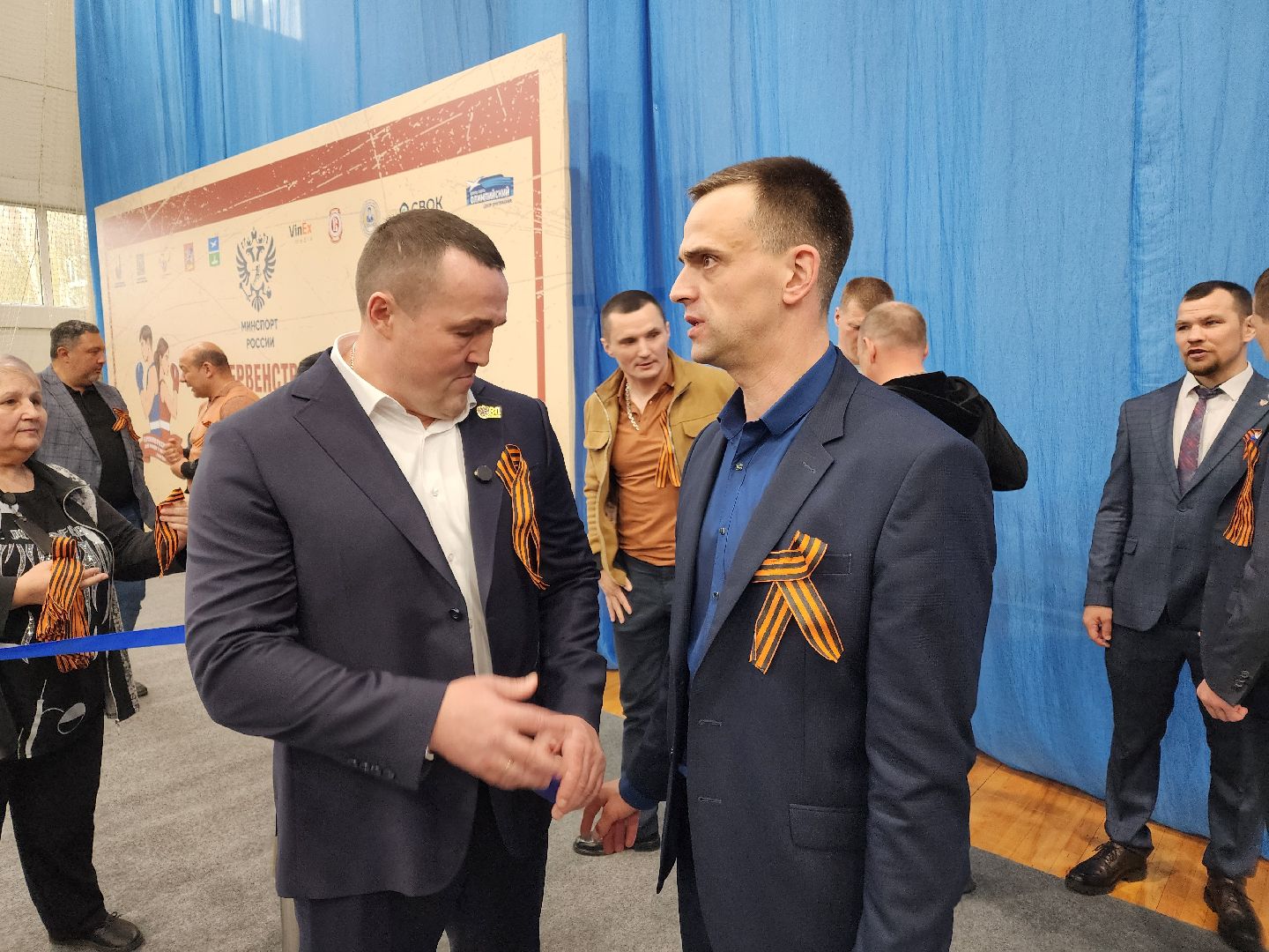 Чехов, всероссийская акция, Георгиевская ленточка, раздача ленточек, символ Победы, День Победы, юбилей, первенство России по боксу, Денис Лебедев, Александр Поветкин, братья Чудиновы, зам главы округа Виталий Шишкин,