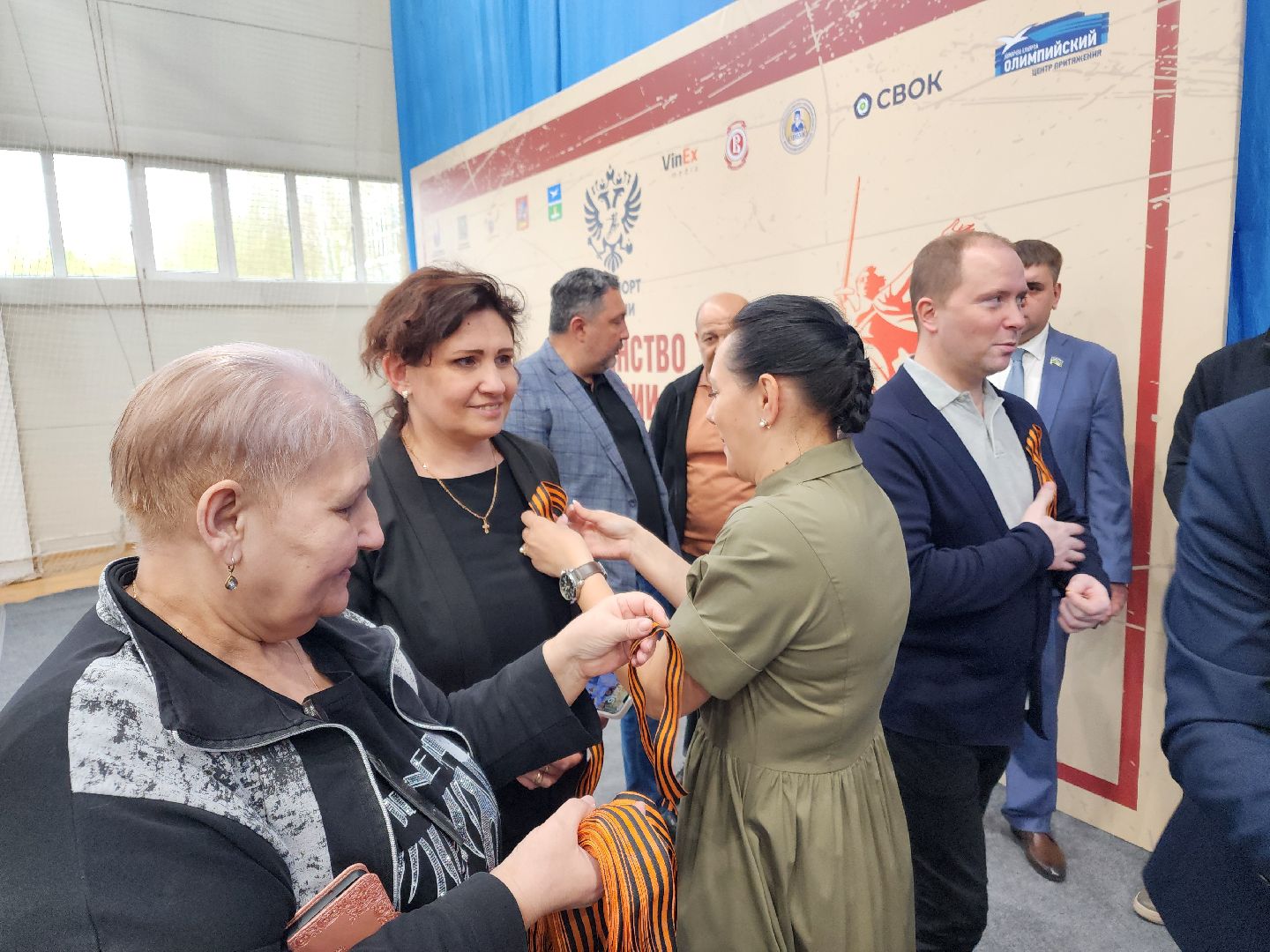 Чехов, всероссийская акция, Георгиевская ленточка, раздача ленточек, символ Победы, День Победы, юбилей, первенство России по боксу, Денис Лебедев, Александр Поветкин, братья Чудиновы, зам главы округа Виталий Шишкин,