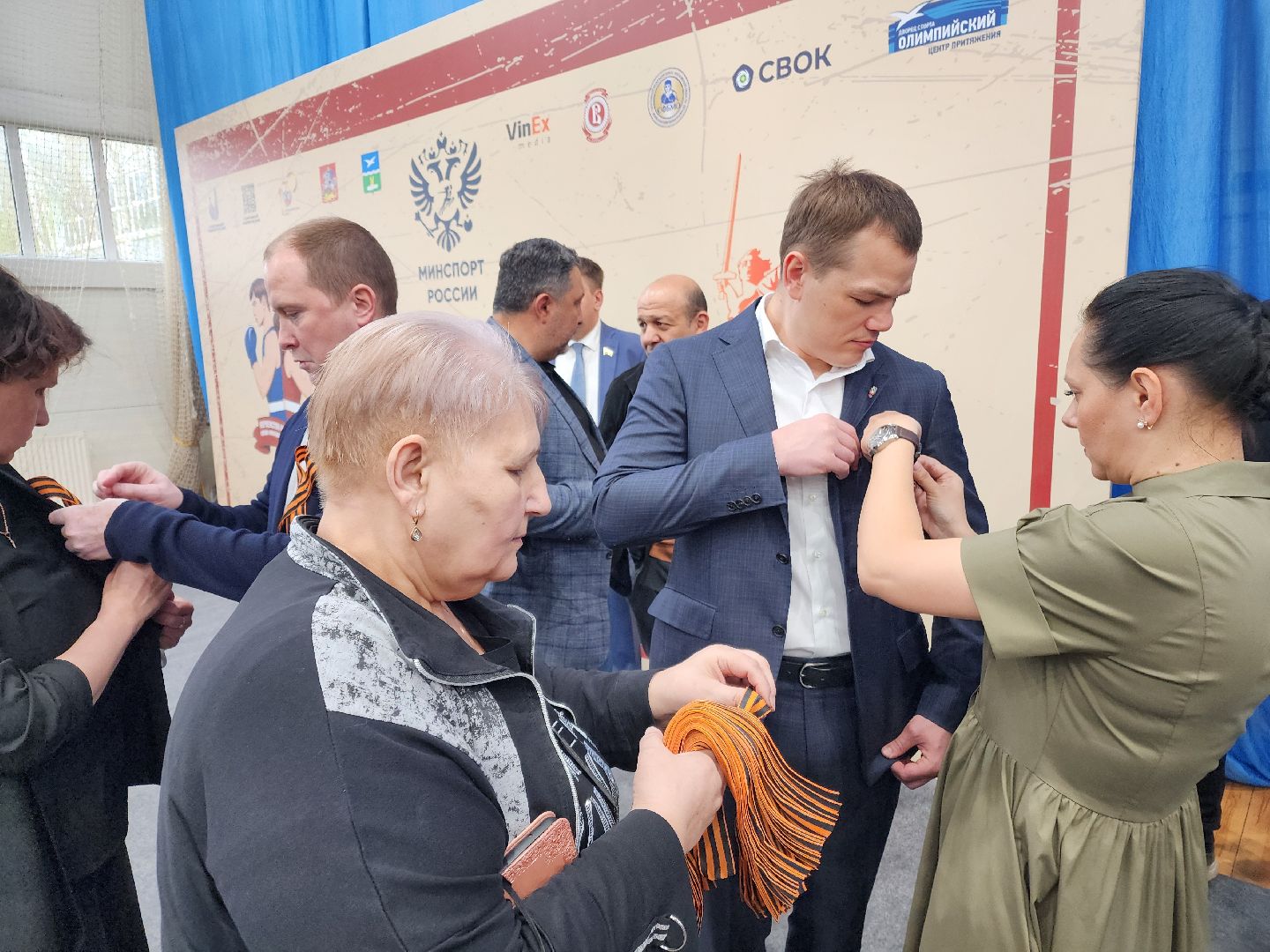 Чехов, всероссийская акция, Георгиевская ленточка, раздача ленточек, символ Победы, День Победы, юбилей, первенство России по боксу, Денис Лебедев, Александр Поветкин, братья Чудиновы, зам главы округа Виталий Шишкин,