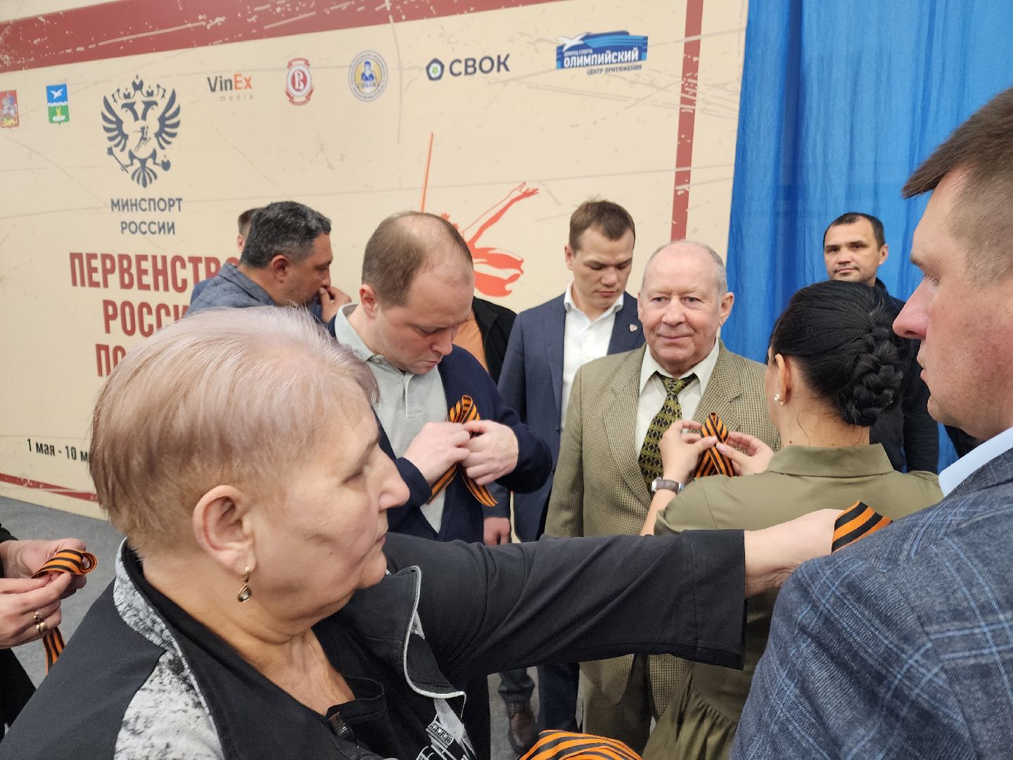 Чехов, всероссийская акция, Георгиевская ленточка, раздача ленточек, символ Победы, День Победы, юбилей, первенство России по боксу, Денис Лебедев, Александр Поветкин, братья Чудиновы, зам главы округа Виталий Шишкин,