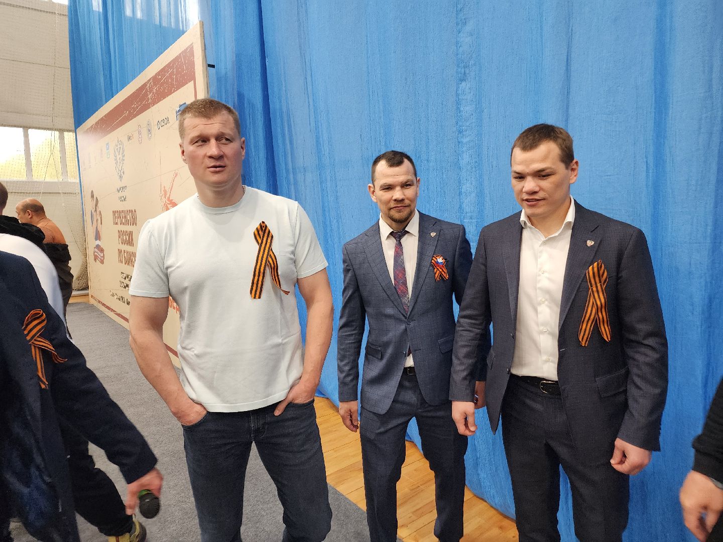 Чехов, всероссийская акция, Георгиевская ленточка, раздача ленточек, символ Победы, День Победы, юбилей, первенство России по боксу, Денис Лебедев, Александр Поветкин, братья Чудиновы, зам главы округа Виталий Шишкин,