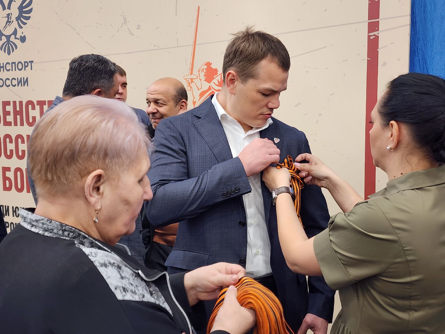 Чехов, всероссийская акция, Георгиевская ленточка, раздача ленточек, символ Победы, День Победы, юбилей, первенство России по боксу, Денис Лебедев, Александр Поветкин, братья Чудиновы, зам главы округа Виталий Шишкин,