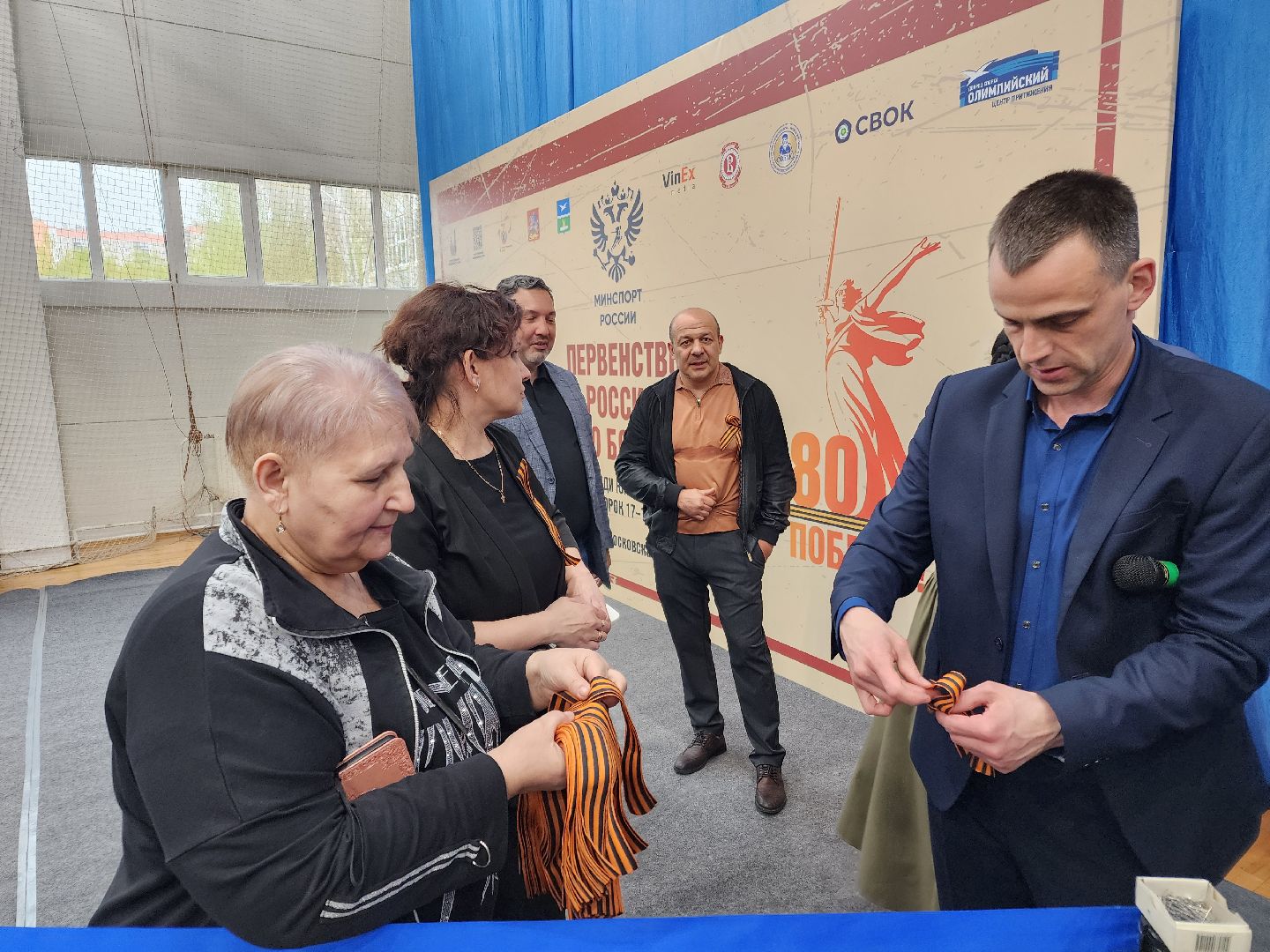 Чехов, всероссийская акция, Георгиевская ленточка, раздача ленточек, символ Победы, День Победы, юбилей, первенство России по боксу, Денис Лебедев, Александр Поветкин, братья Чудиновы, зам главы округа Виталий Шишкин,