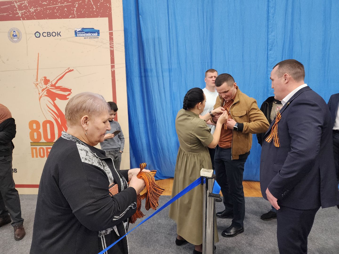Чехов, всероссийская акция, Георгиевская ленточка, раздача ленточек, символ Победы, День Победы, юбилей, первенство России по боксу, Денис Лебедев, Александр Поветкин, братья Чудиновы, зам главы округа Виталий Шишкин,