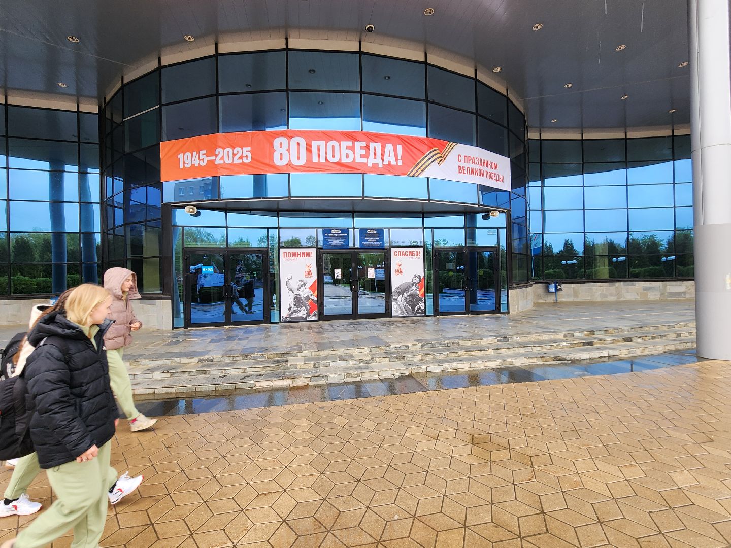 Чехов, дворец спорта олимпийский, День Победы, тематические плакаты,  праздничные баннеры, транспаранты, флаги, юбилей Победы, акция Георгиевская ленточка,