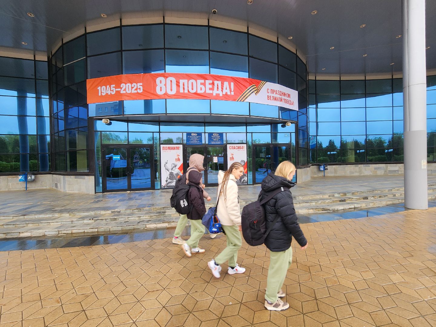 Чехов, дворец спорта олимпийский, День Победы, тематические плакаты,  праздничные баннеры, транспаранты, флаги, юбилей Победы, акция Георгиевская ленточка,