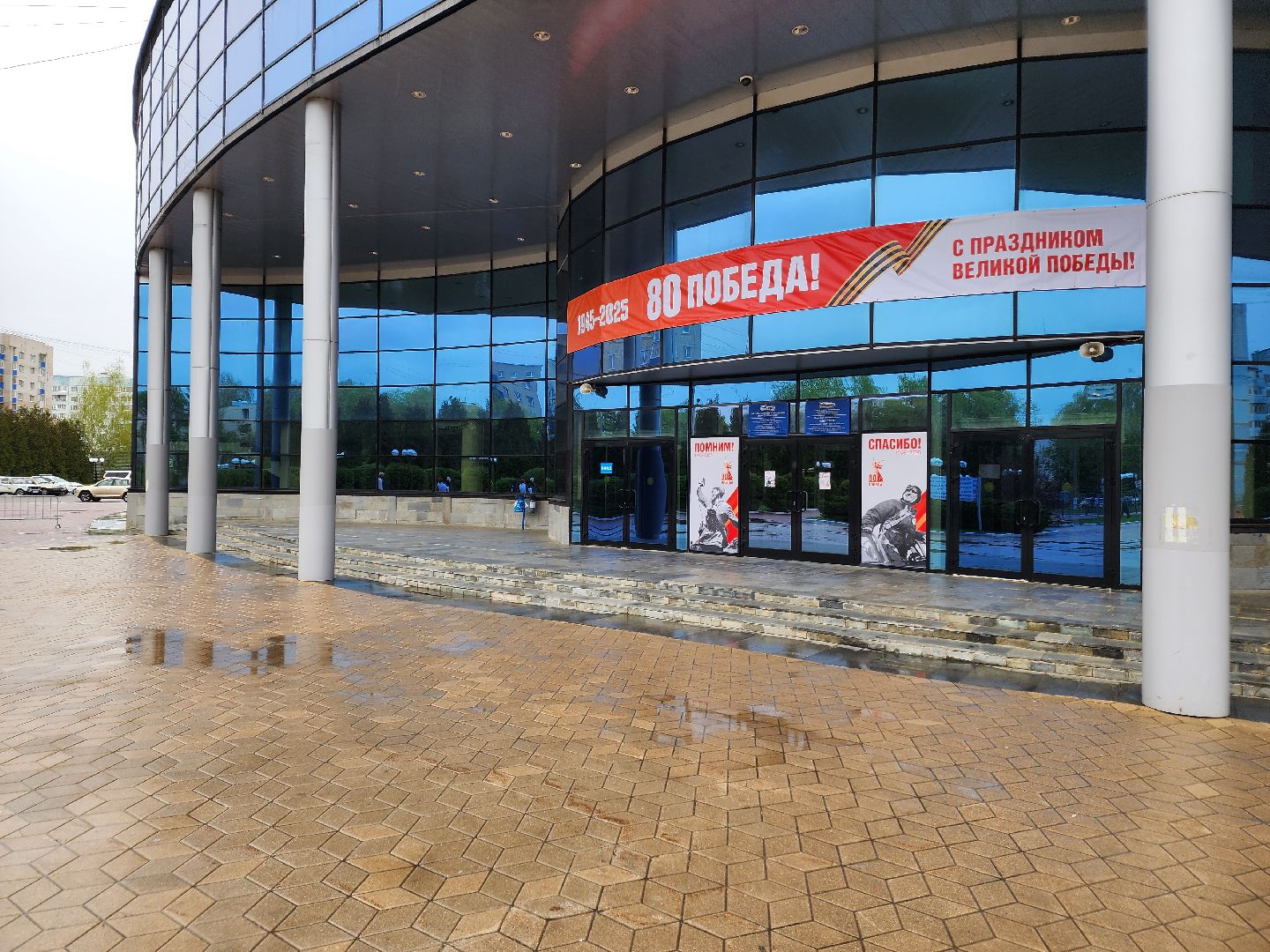 Чехов, дворец спорта олимпийский, День Победы, тематические плакаты,  праздничные баннеры, транспаранты, флаги, юбилей Победы, акция Георгиевская ленточка,