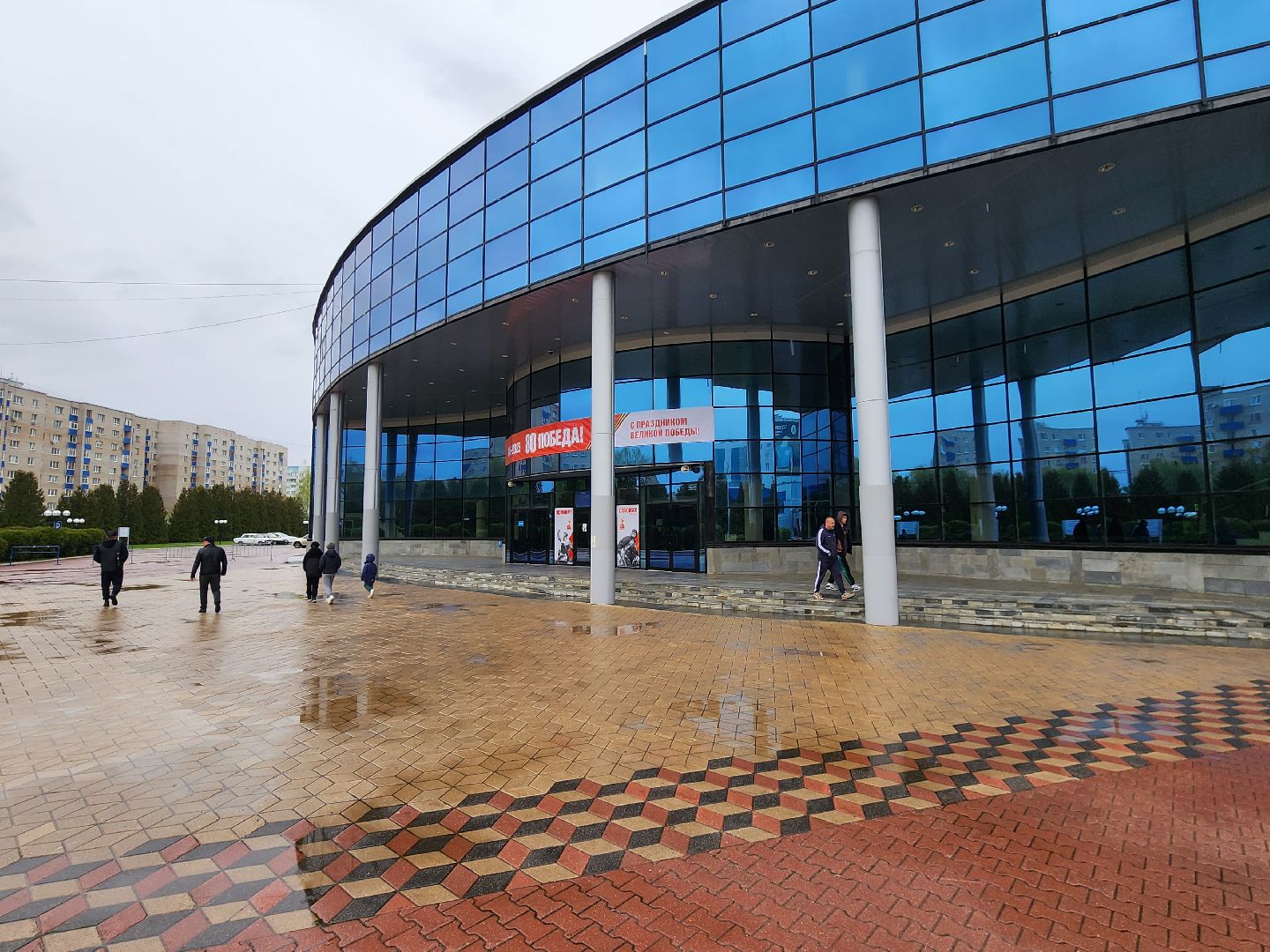 Чехов, дворец спорта олимпийский, День Победы, тематические плакаты,  праздничные баннеры, транспаранты, флаги, юбилей Победы, акция Георгиевская ленточка,