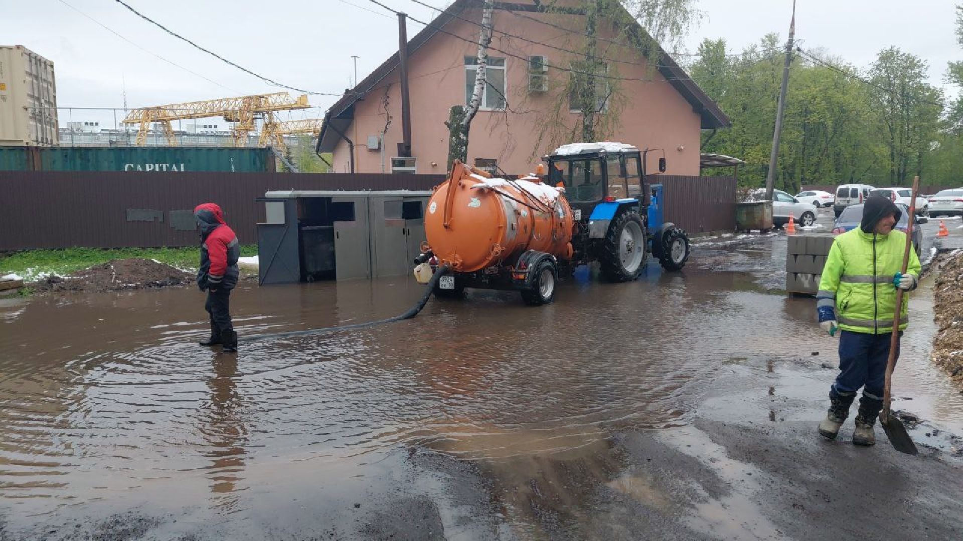 последствия снегопада, ивантеевка, упавшие деревья, коммунальная служба, коммунальная техника, подтопление территории,