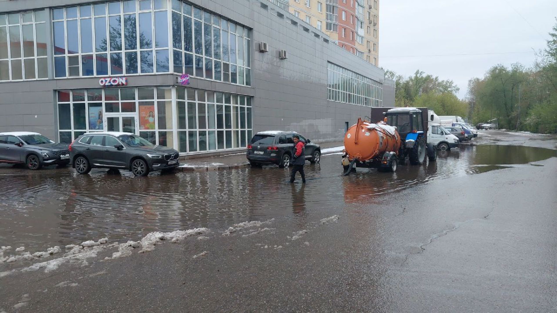 последствия снегопада, ивантеевка, упавшие деревья, коммунальная служба, коммунальная техника, подтопление территории,