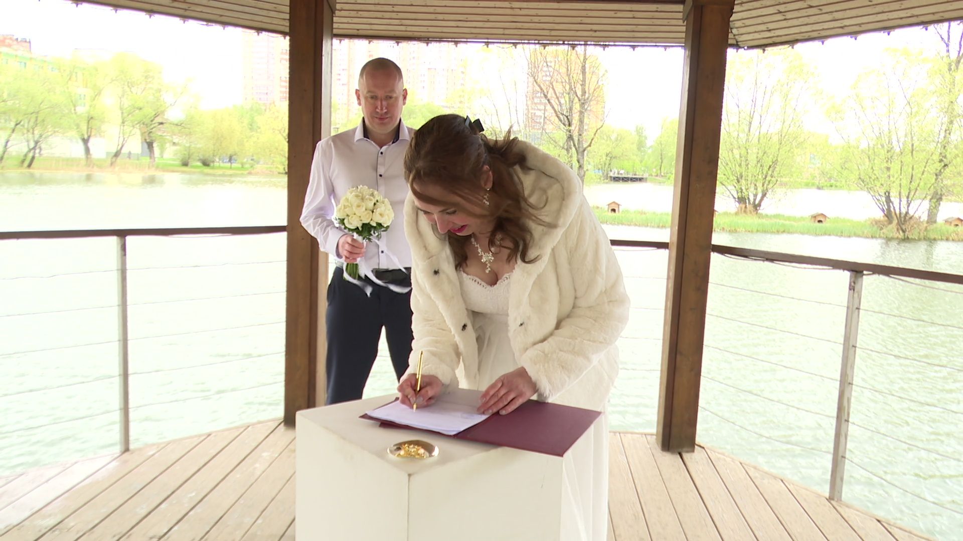 реутов, парк, фабричный пруд, свадьба, выездная регистрация брака,