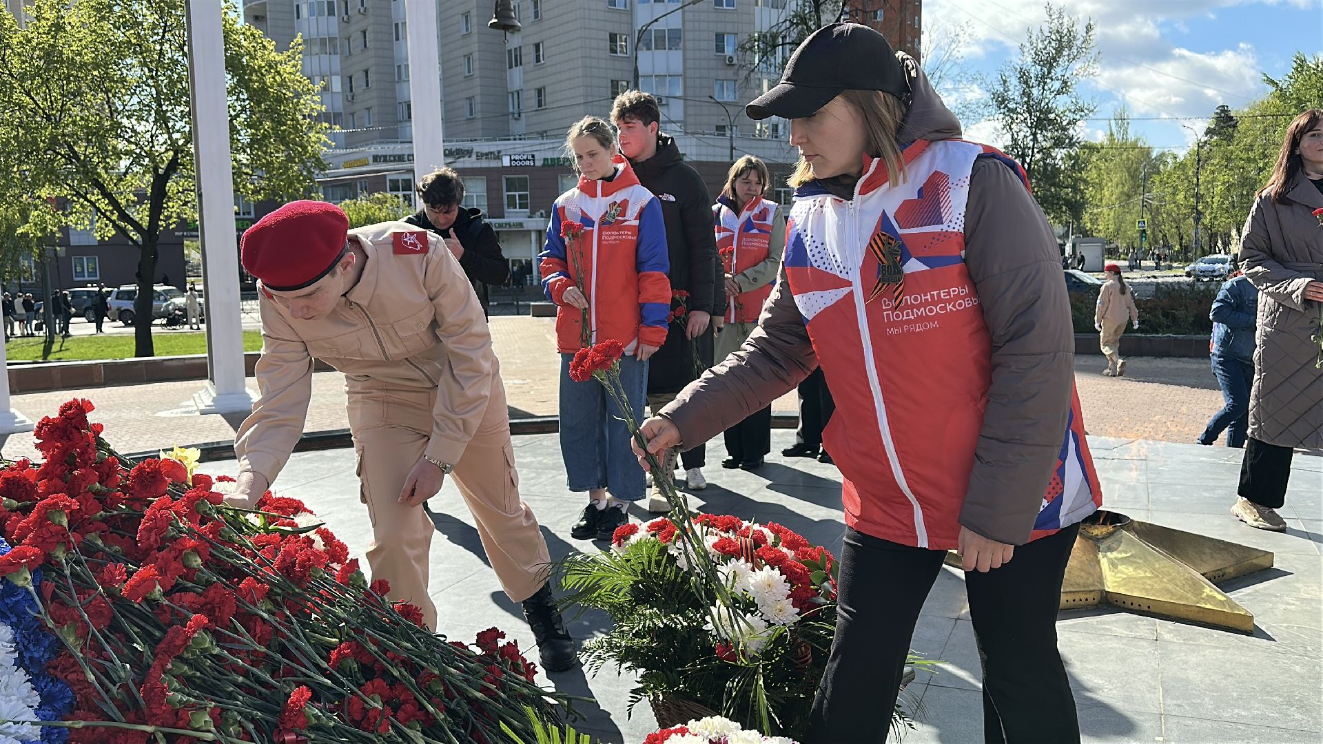 пушкино, возложение цветов, день победы, мемориал скорбящая мать,