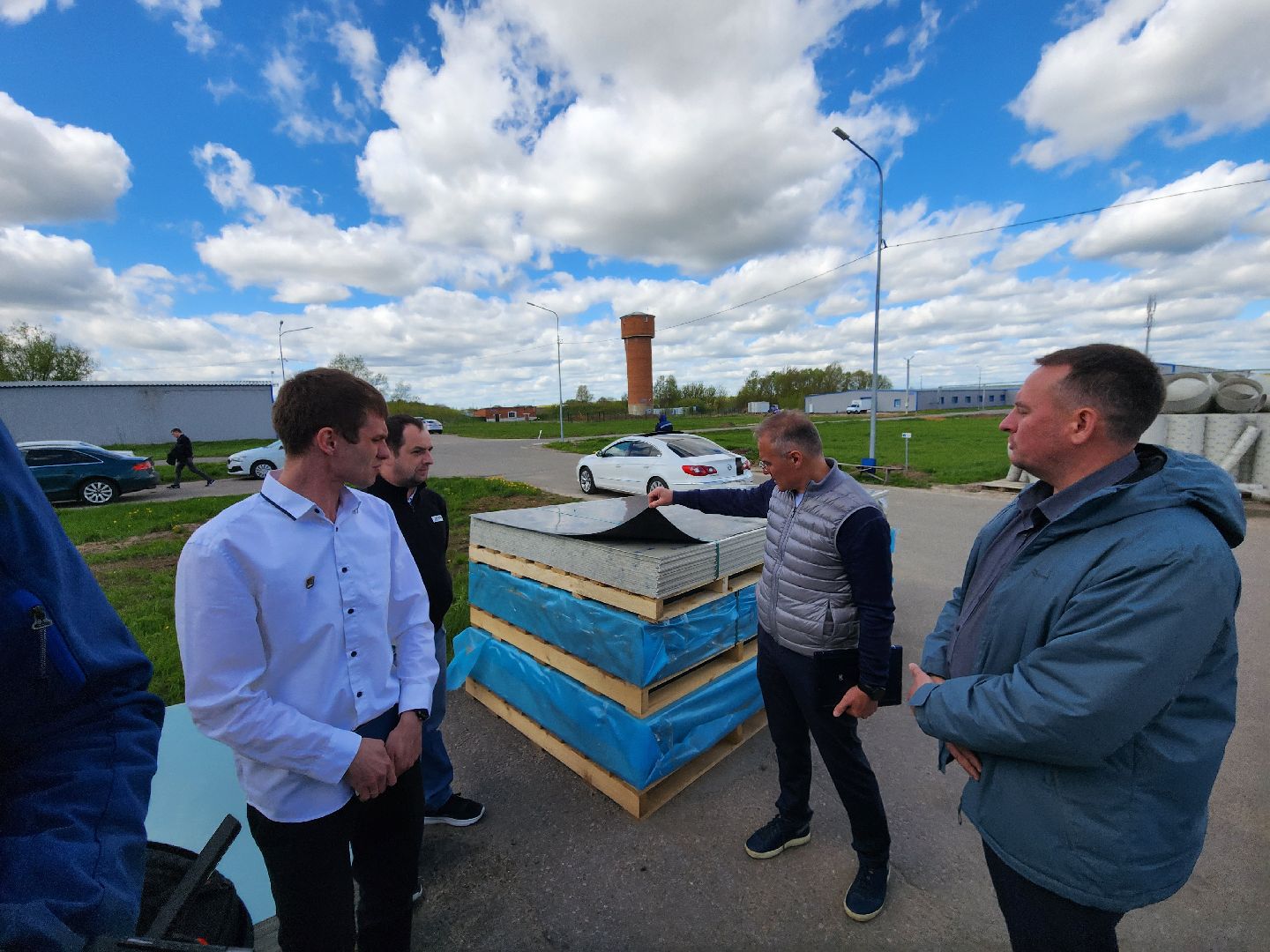 Чехов, деревня Сергеево, производственно-складской комплекс, завод ПолимерИзделия, депутат Госдумы РФ, Александр Коган, встреча с жителями, развитие округа, промышленность, экономика, медицина, образование, теплоснабжение, канализация, изделия из полимерных материалов, производство,