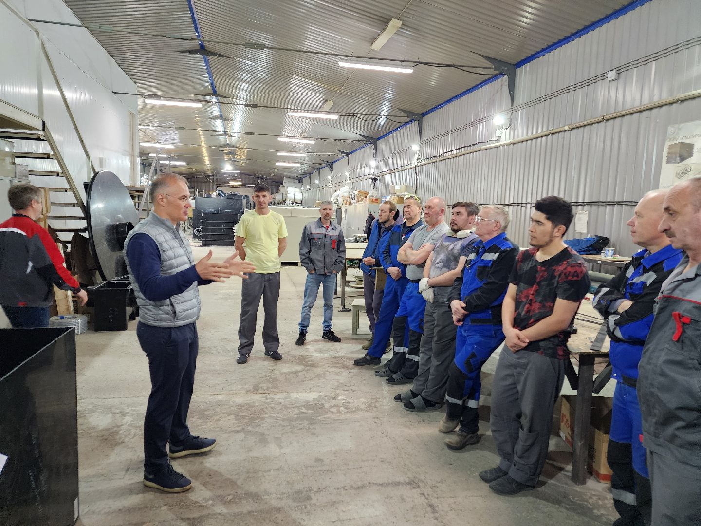 Чехов, деревня Сергеево, производственно-складской комплекс, завод ПолимерИзделия, депутат Госдумы РФ, Александр Коган, встреча с жителями, развитие округа, промышленность, экономика, медицина, образование, теплоснабжение, канализация, изделия из полимерных материалов, производство,