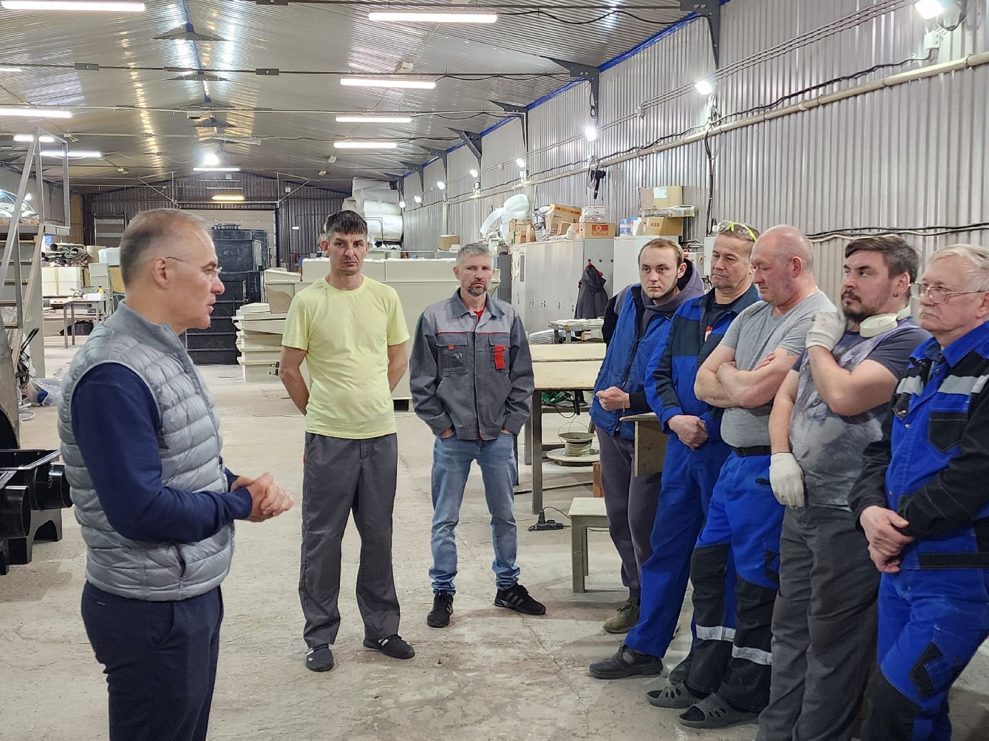 Чехов, деревня Сергеево, производственно-складской комплекс, завод ПолимерИзделия, депутат Госдумы РФ, Александр Коган, встреча с жителями, развитие округа, промышленность, экономика, медицина, образование, теплоснабжение, канализация, изделия из полимерных материалов, производство,