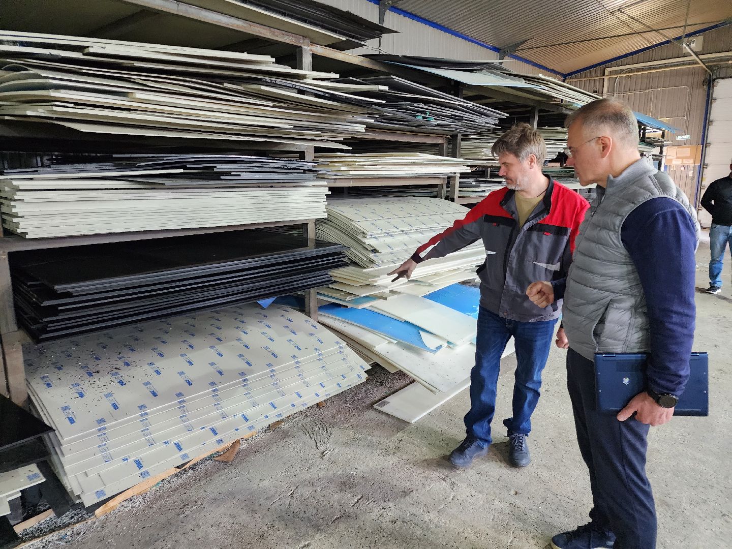 Чехов, деревня Сергеево, производственно-складской комплекс, завод ПолимерИзделия, депутат Госдумы РФ, Александр Коган, встреча с жителями, развитие округа, промышленность, экономика, медицина, образование, теплоснабжение, канализация, изделия из полимерных материалов, производство,