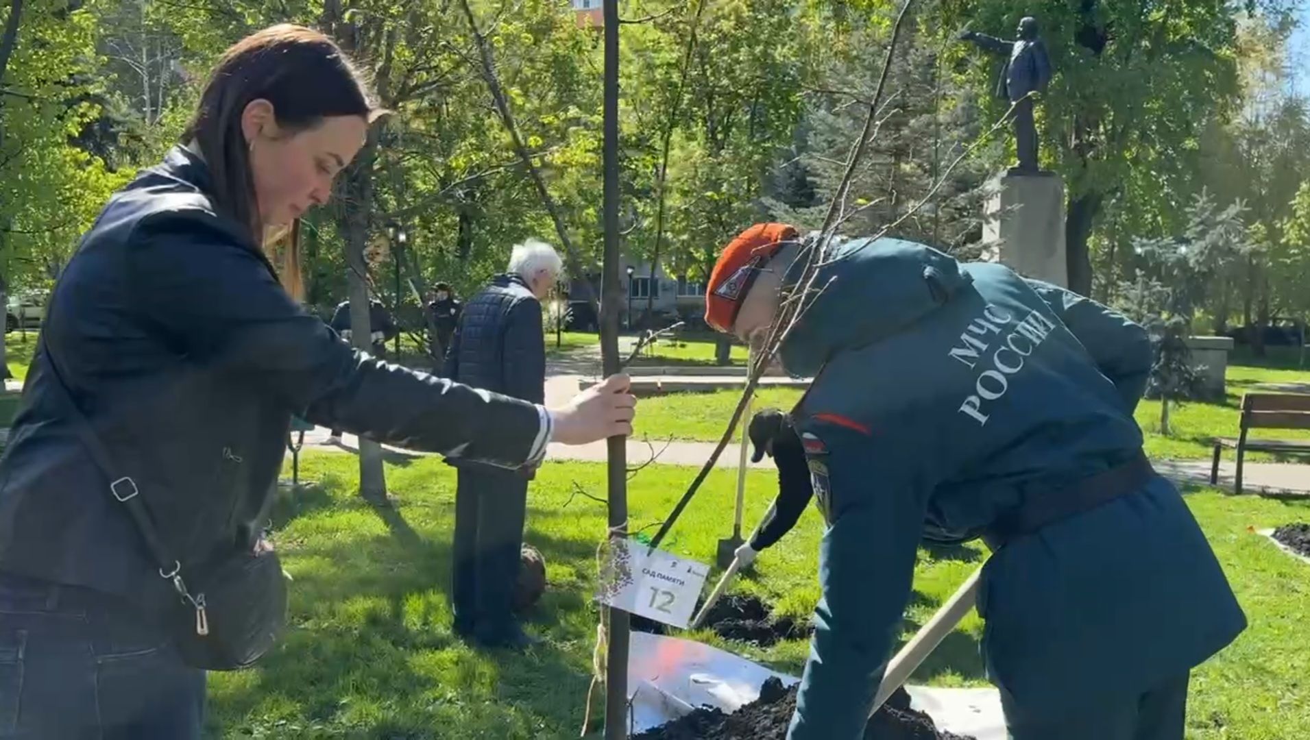 Реутов , Сад памяти, Посадка деревьев , Липы, Яблони,Черемуха,  Береза,