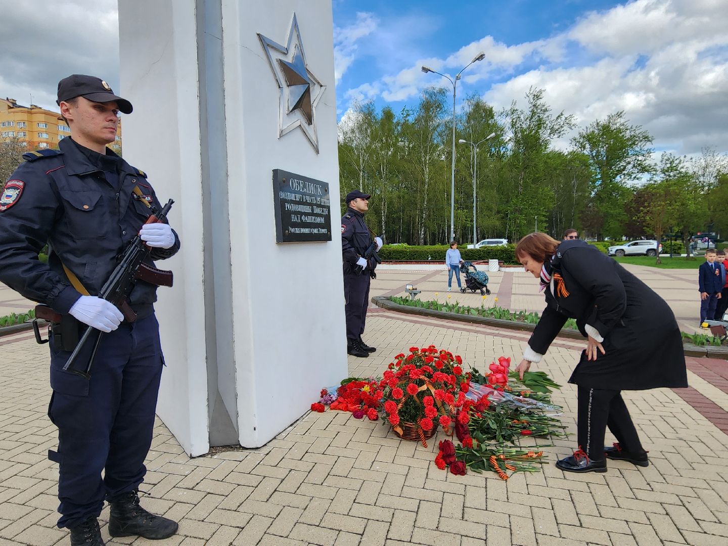 Чехов, ДК Дружба, обелиск воинской славы, День Победы, возложение цветов, школьники, чиновники, депутат Госдумы РФ, Александр Коган, заместитель главы округа Ольга Щукина, акция Вахта Памяти,