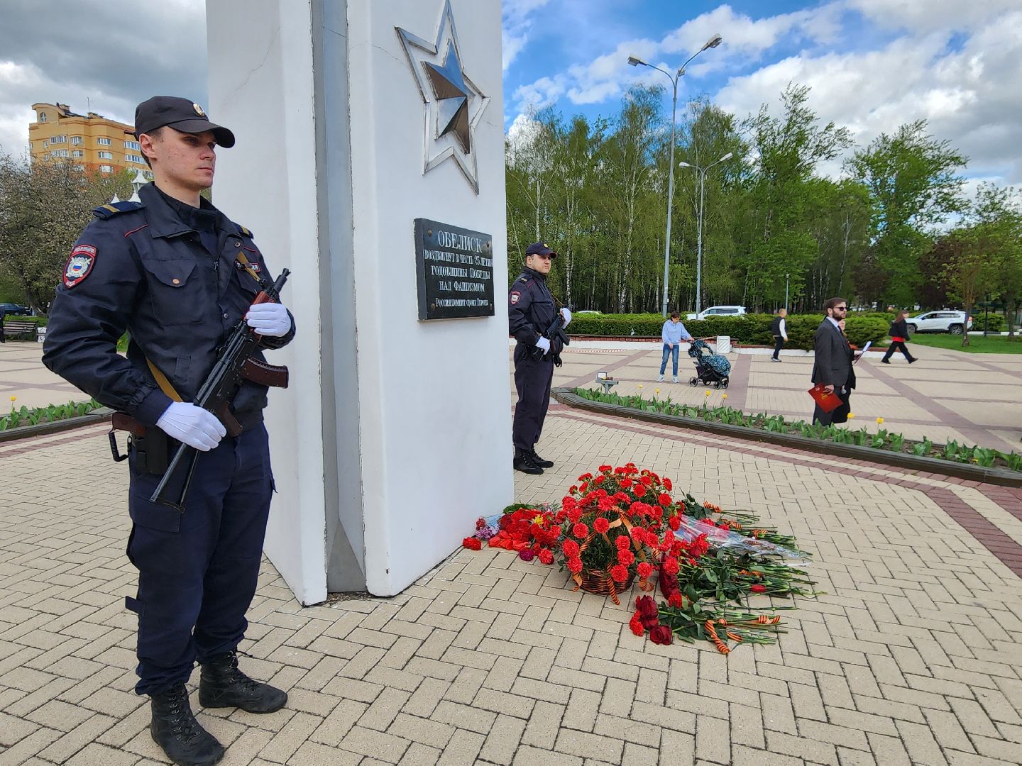 Чехов, ДК Дружба, обелиск воинской славы, День Победы, возложение цветов, школьники, чиновники, депутат Госдумы РФ, Александр Коган, заместитель главы округа Ольга Щукина, акция Вахта Памяти,