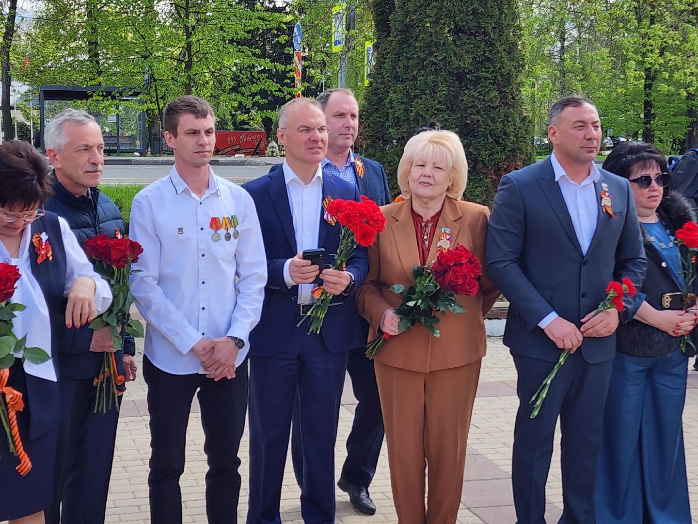 Чехов, ДК Дружба, обелиск воинской славы, День Победы, возложение цветов, школьники, чиновники, депутат Госдумы РФ, Александр Коган, заместитель главы округа Ольга Щукина, акция Вахта Памяти,