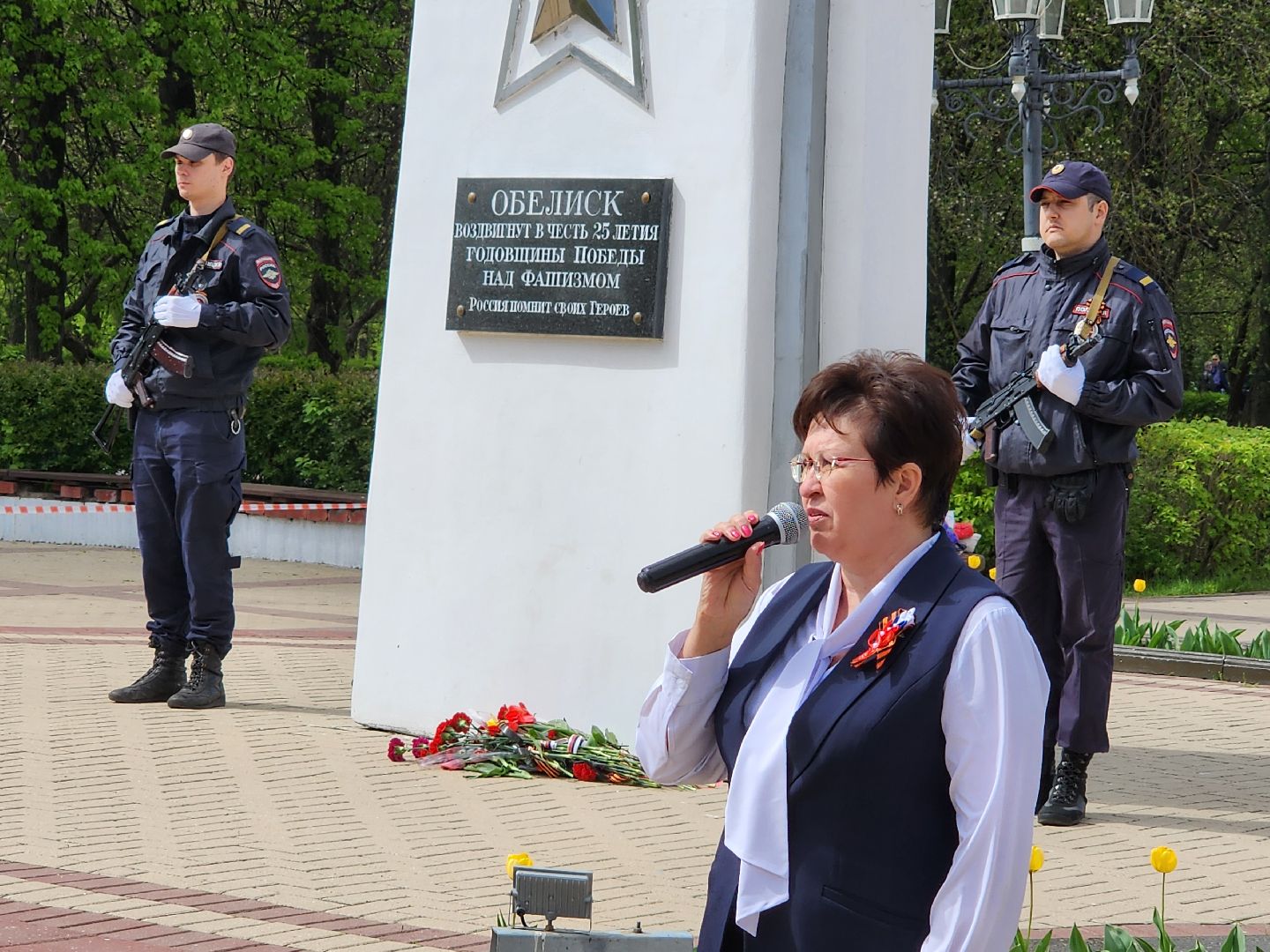 Чехов, ДК Дружба, обелиск воинской славы, День Победы, возложение цветов, школьники, чиновники, депутат Госдумы РФ, Александр Коган, заместитель главы округа Ольга Щукина, акция Вахта Памяти,