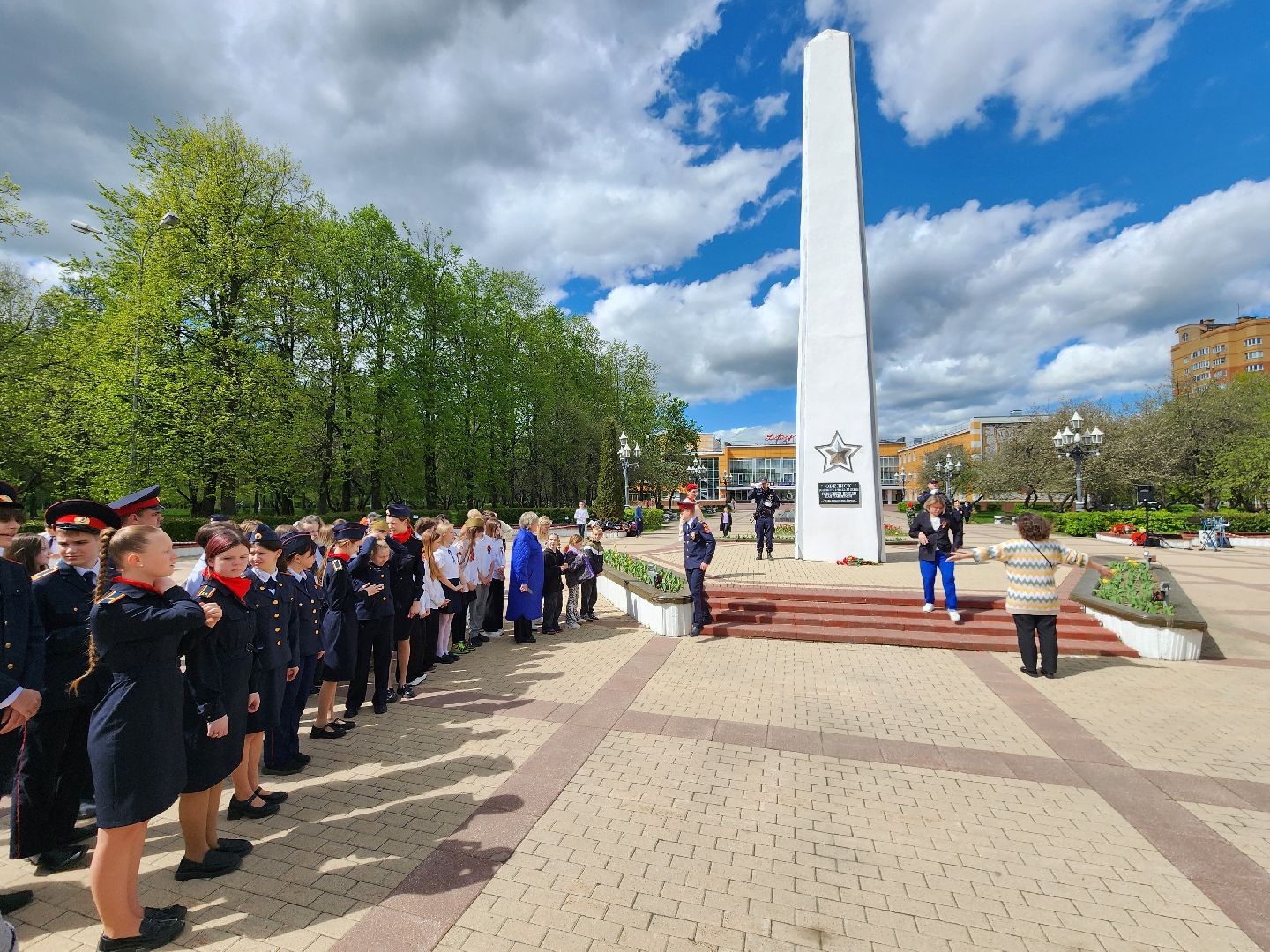 Чехов, ДК Дружба, обелиск воинской славы, День Победы, возложение цветов, школьники, чиновники, депутат Госдумы РФ, Александр Коган, заместитель главы округа Ольга Щукина, акция Вахта Памяти,