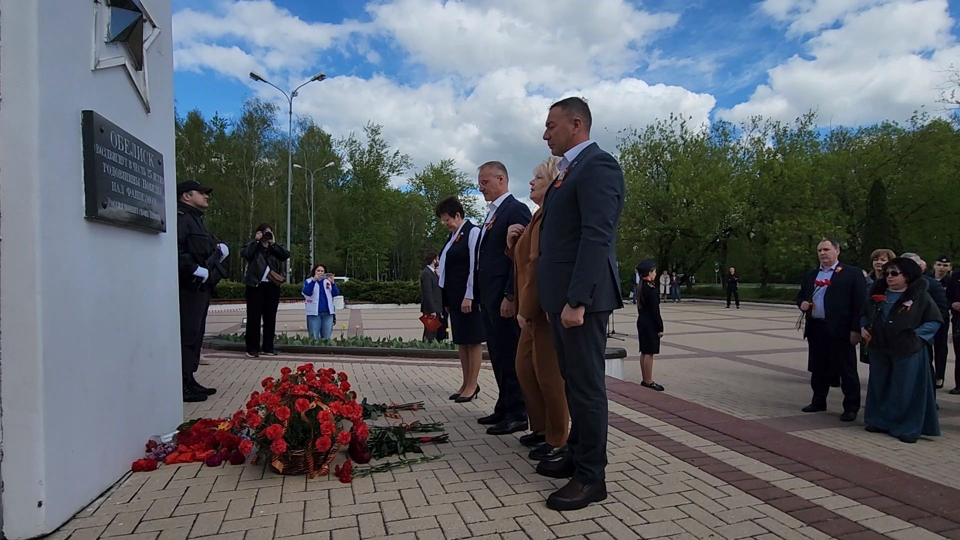 Чехов, ДК Дружба, обелиск воинской славы, День Победы, возложение цветов, школьники, чиновники, депутат Госдумы РФ, Александр Коган, заместитель главы округа Ольга Щукина, акция Вахта Памяти,