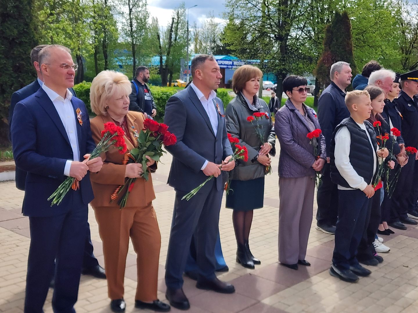 Чехов, ДК Дружба, обелиск воинской славы, День Победы, возложение цветов, школьники, чиновники, депутат Госдумы РФ, Александр Коган, заместитель главы округа Ольга Щукина, акция Вахта Памяти,