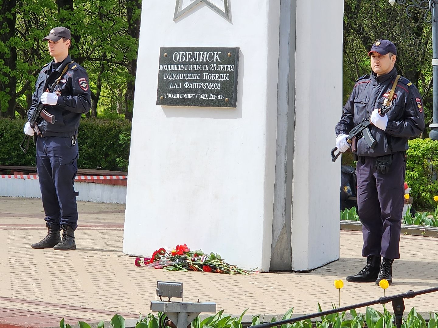 Чехов, ДК Дружба, обелиск воинской славы, День Победы, возложение цветов, школьники, чиновники, депутат Госдумы РФ, Александр Коган, заместитель главы округа Ольга Щукина, акция Вахта Памяти,