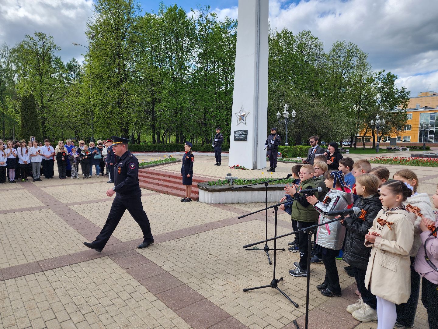 Чехов, ДК Дружба, обелиск воинской славы, День Победы, возложение цветов, школьники, чиновники, депутат Госдумы РФ, Александр Коган, заместитель главы округа Ольга Щукина, акция Вахта Памяти,