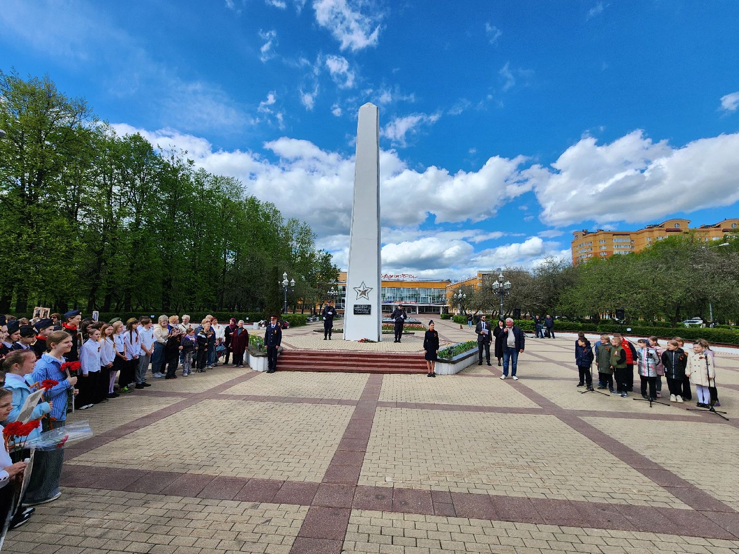 Чехов, ДК Дружба, обелиск воинской славы, День Победы, возложение цветов, школьники, чиновники, депутат Госдумы РФ, Александр Коган, заместитель главы округа Ольга Щукина, акция Вахта Памяти,