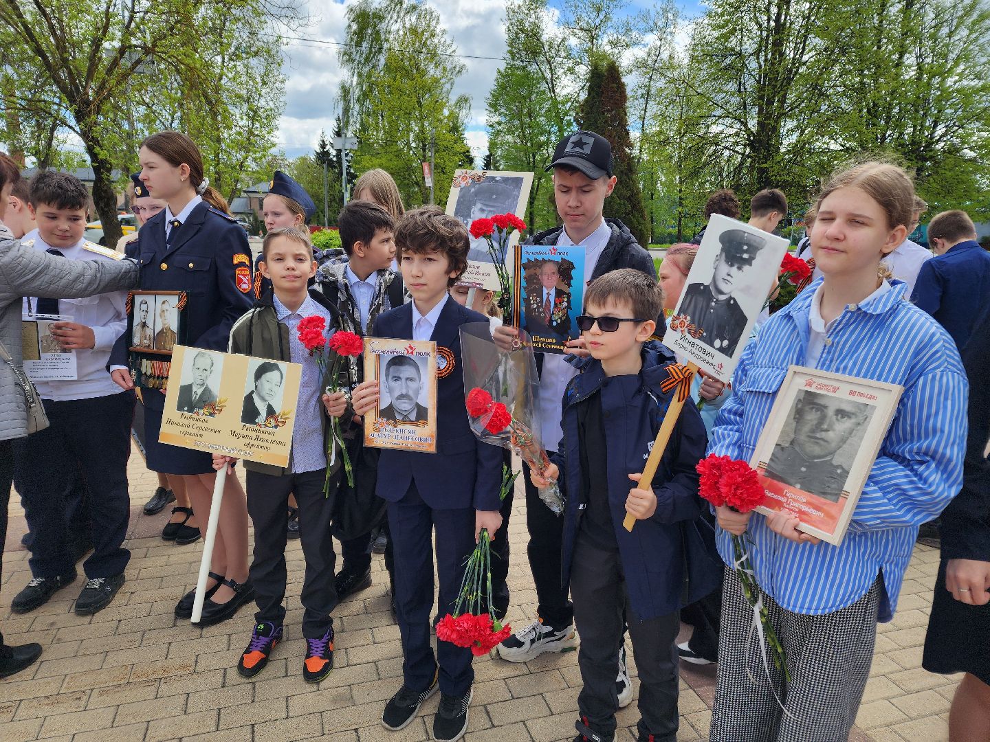 Чехов, ДК Дружба, обелиск воинской славы, День Победы, возложение цветов, школьники, чиновники, депутат Госдумы РФ, Александр Коган, заместитель главы округа Ольга Щукина, акция Вахта Памяти,