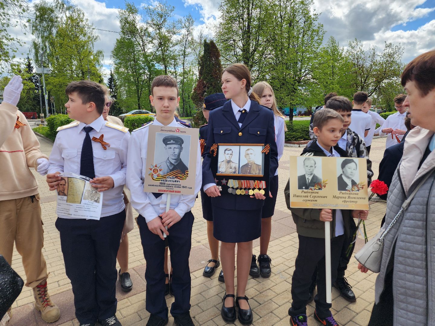 Чехов, ДК Дружба, обелиск воинской славы, День Победы, возложение цветов, школьники, чиновники, депутат Госдумы РФ, Александр Коган, заместитель главы округа Ольга Щукина, акция Вахта Памяти,