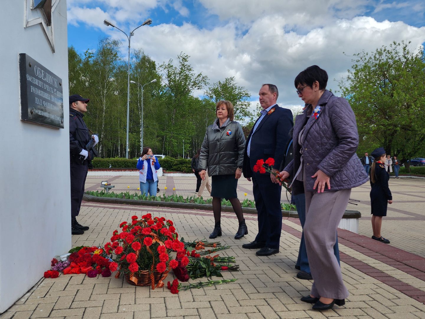 Чехов, ДК Дружба, обелиск воинской славы, День Победы, возложение цветов, школьники, чиновники, депутат Госдумы РФ, Александр Коган, заместитель главы округа Ольга Щукина, акция Вахта Памяти,