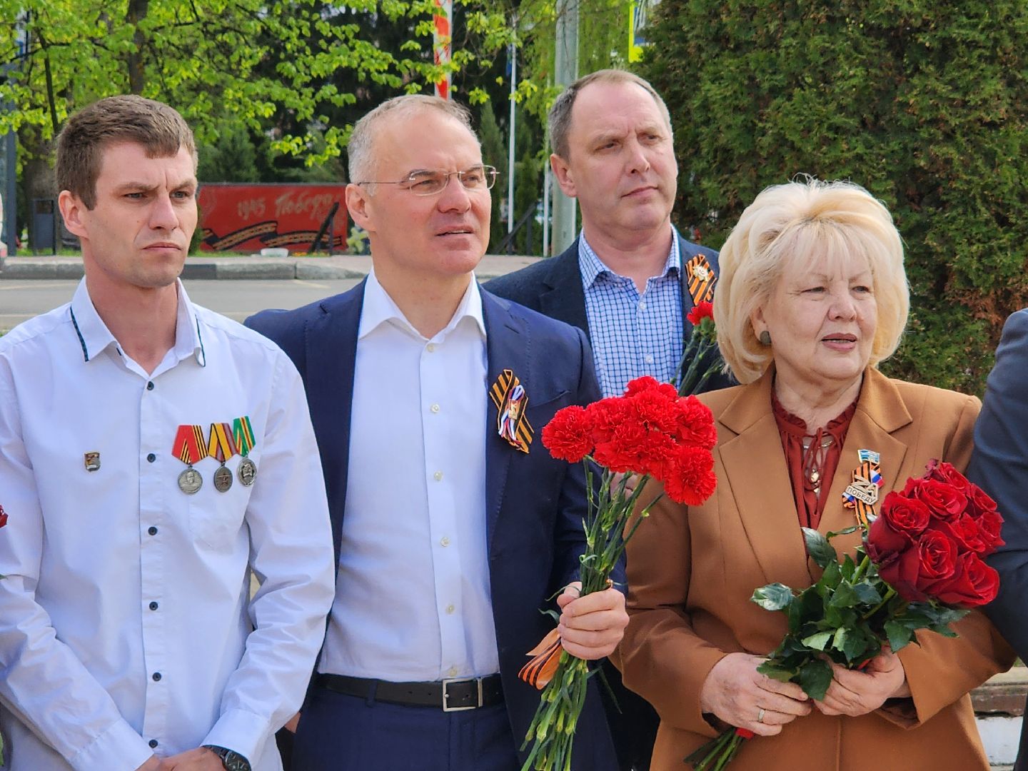 Чехов, ДК Дружба, обелиск воинской славы, День Победы, возложение цветов, школьники, чиновники, депутат Госдумы РФ, Александр Коган, заместитель главы округа Ольга Щукина, акция Вахта Памяти,